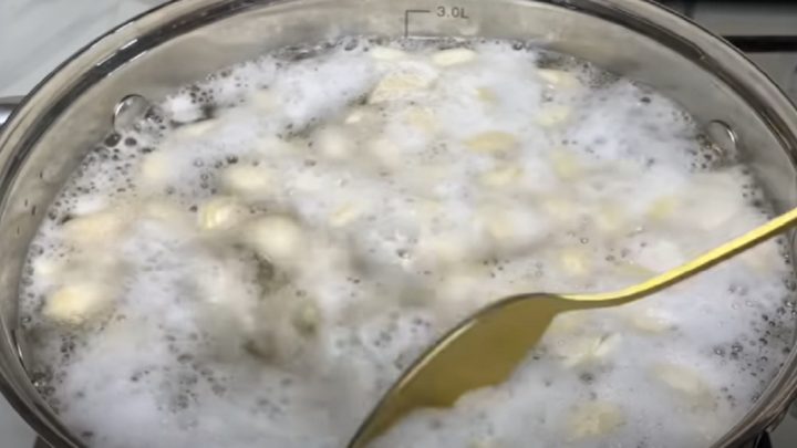 Jednoduchá fazolová polévka s rajčaty