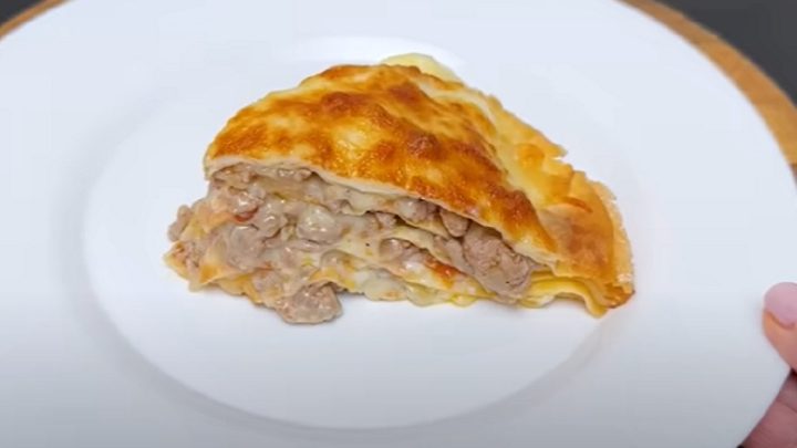 Slaný palačinkový koláč s mletým masem