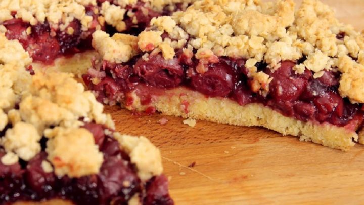 Rychlý třešňový koláč s ovesnou drobenkou