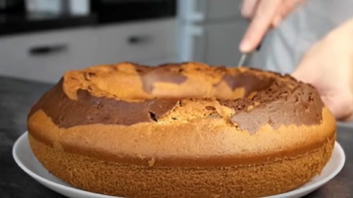 Dvoubarevná bábovka s třešněmi