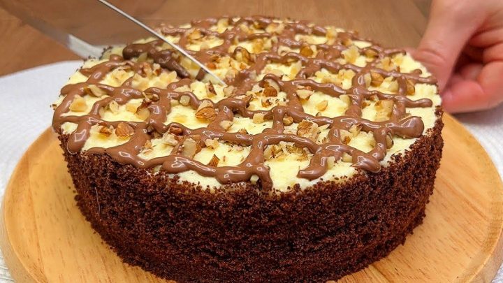 Vláčný kakaový dort s krémem a čokoládou