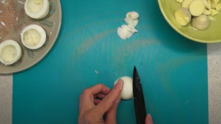 Rychlá plněná vejce s krabími tyčinkami