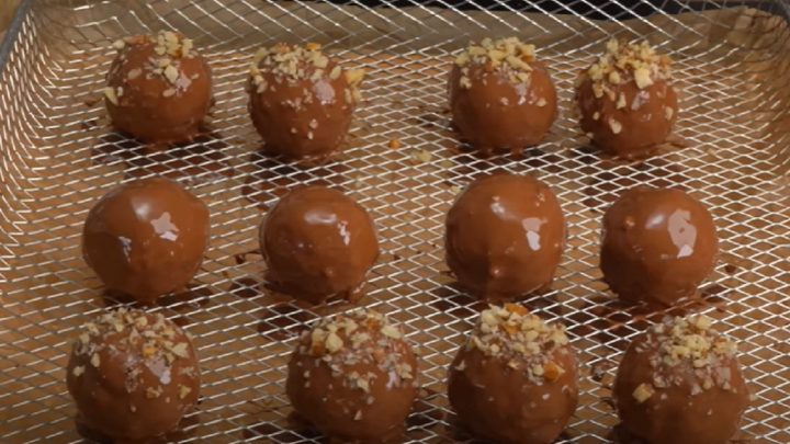 Nepečené ořechové kuličky s čokoládou