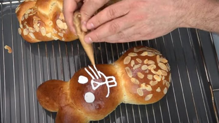 Velikonoční vánočka z kynutého těsta