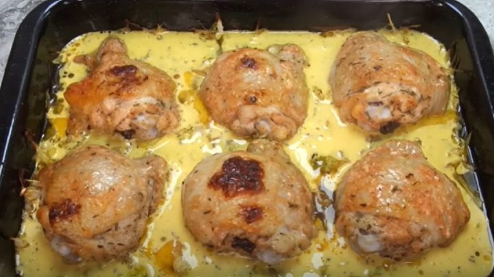 Zapečená kuřecí stehna na bílém zelí