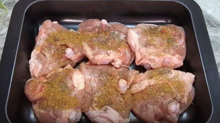 Zapečená kuřecí stehna na bílém zelí