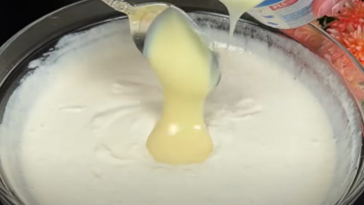 Nepečený ananasový řez s jogurtem