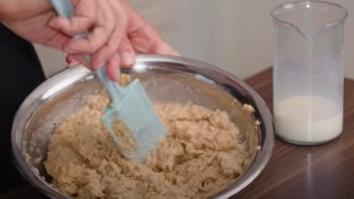 Rohlíčky s ořechovou náplní a cukrovou polevou