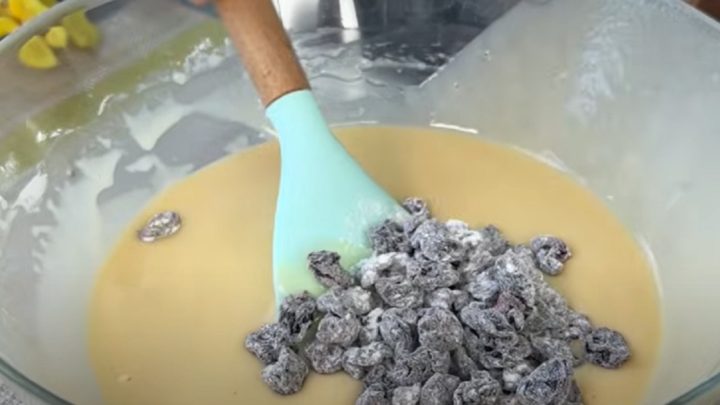 Dvoubarevná bábovka s třešněmi