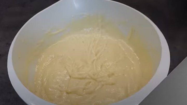 Jogurtová buchta s malinami a drobenkou