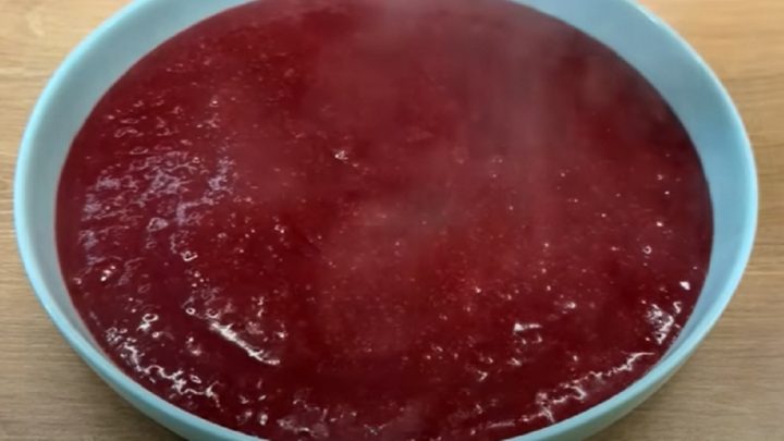 Roláda s jahodovou náplní a kokosem