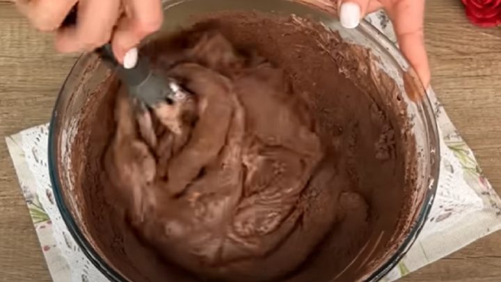 Plněná čokoládová bábovka s jemným krémem