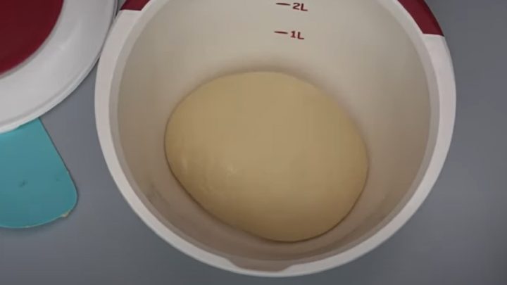 Velikonoční vánočka z kynutého těsta