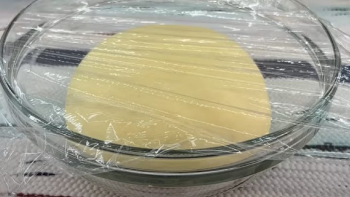 Smažené kytičky z kynutého těsta