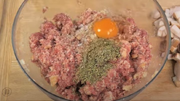 Klasická sekaná ze 2 druhů mas