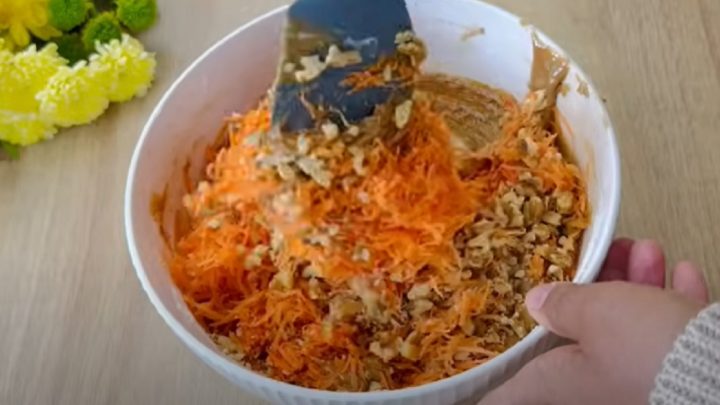 Vláčný mrkvový koláč s lískovými ořechy