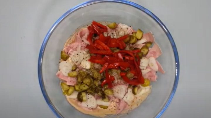 Camping salát s červenou kapií