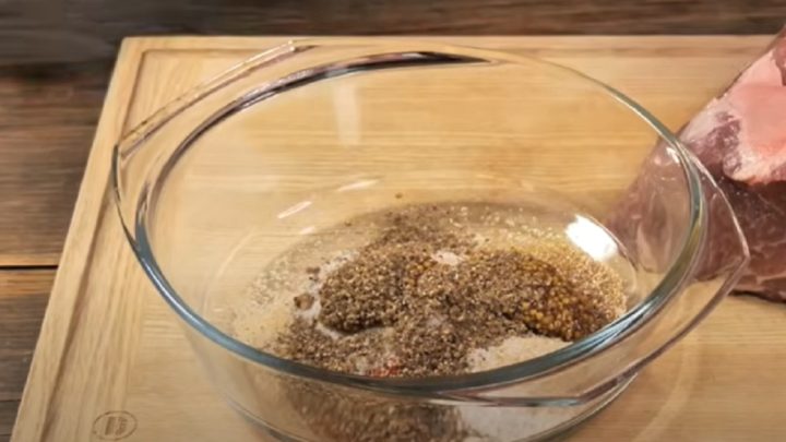 Trhané vepřové maso v hořčičné marinádě