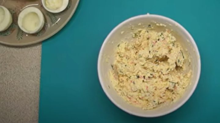 Rychlá plněná vejce s krabími tyčinkami