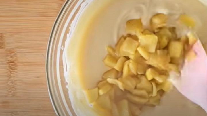 Rychlá buchta se zkaramelizovanými jablky