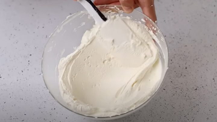 Jednoduchá palačinková roláda s borůvkami