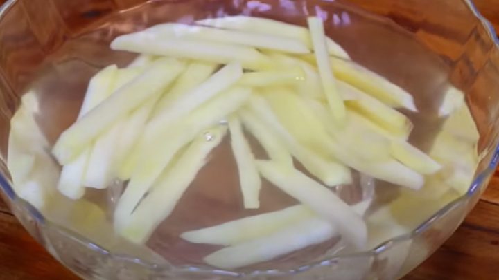 Kořeněné hranolky se sýrem a chilli