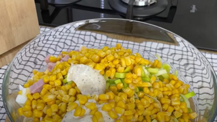 Velikonoční salát s těstovinami a šunkou