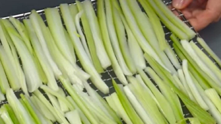 Domácí bylinková sůl s cibulí a koprem