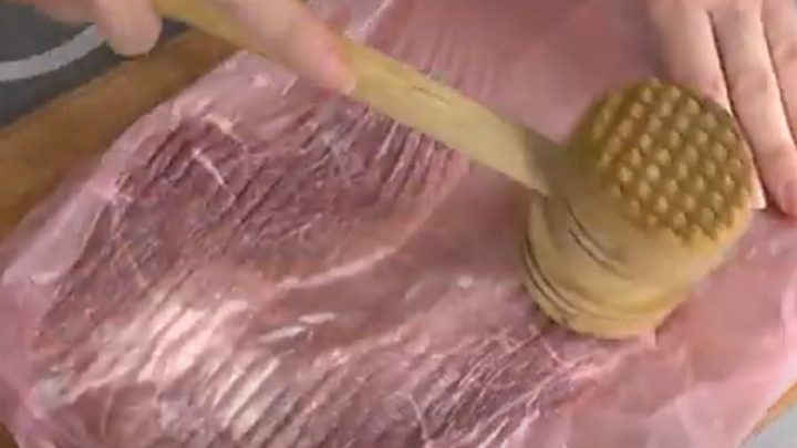 Vepřové plátky s bramborami a cibulí