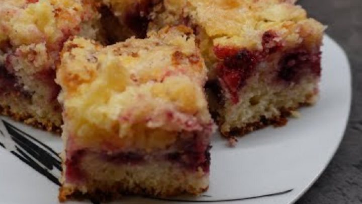 Jogurtová buchta s malinami a drobenkou