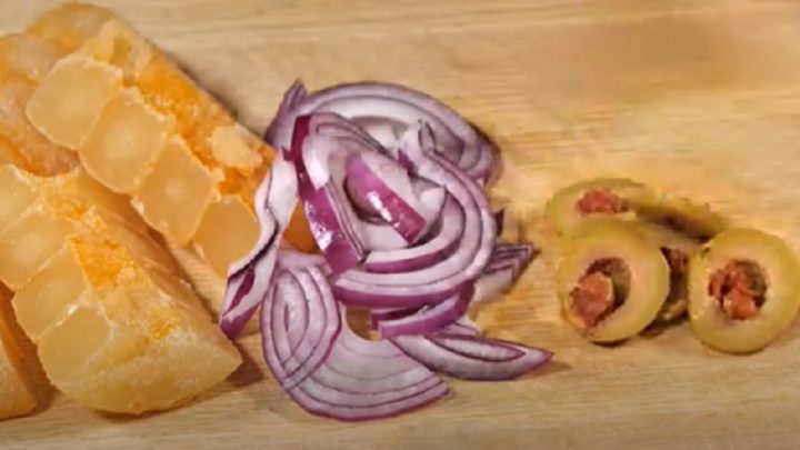 Zapečené tvarůžky se slaninou a olivami