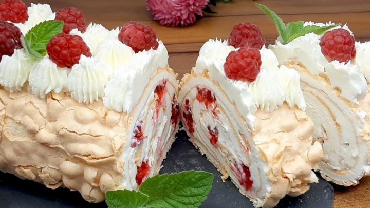 Křehká sněhová roláda s malinami Křehká sněhová roláda s malinami