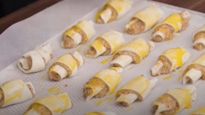 Rohlíčky s ořechovou náplní a cukrovou polevou