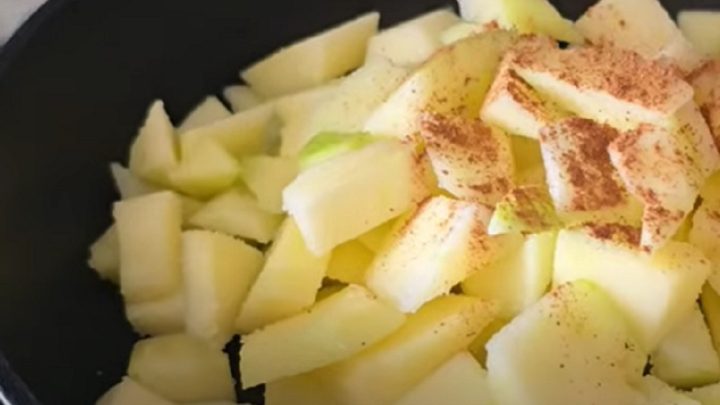 Rychlá buchta se zkaramelizovanými jablky