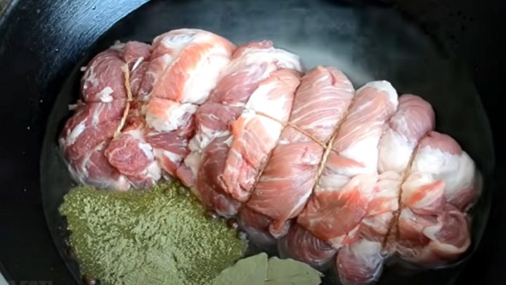 Vepřová krkovice v celku s česnekem