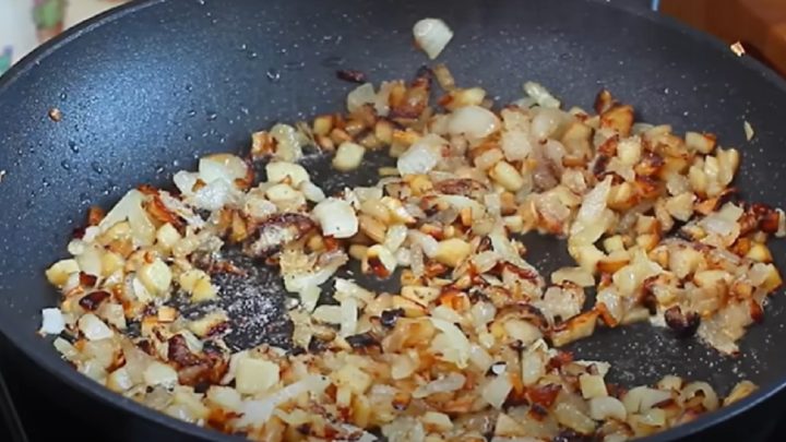 Zapečené žampiony se slaninou a česnekem