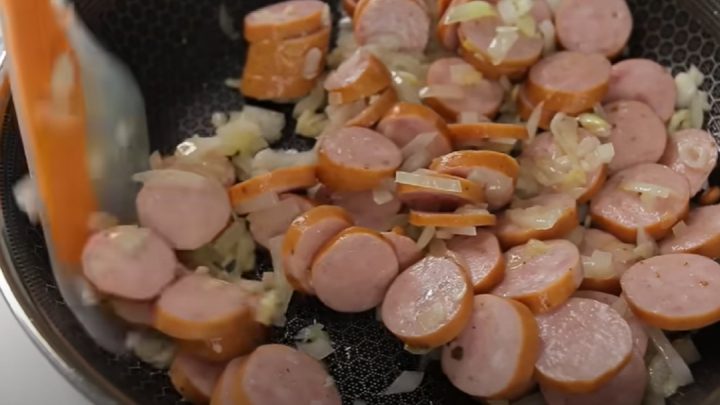 Těstoviny s klobásou, rajčaty a bylinkami