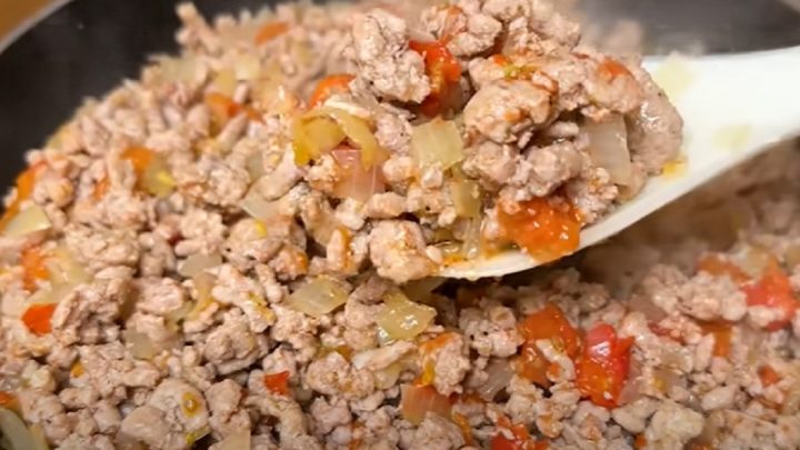 Slaný palačinkový koláč s mletým masem