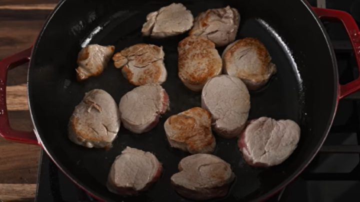 Vepřová panenka na žampionech s petrželkou