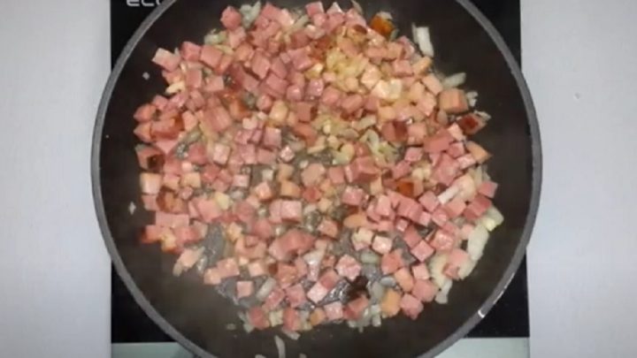 Zapečený květák s bramborami a slaninou