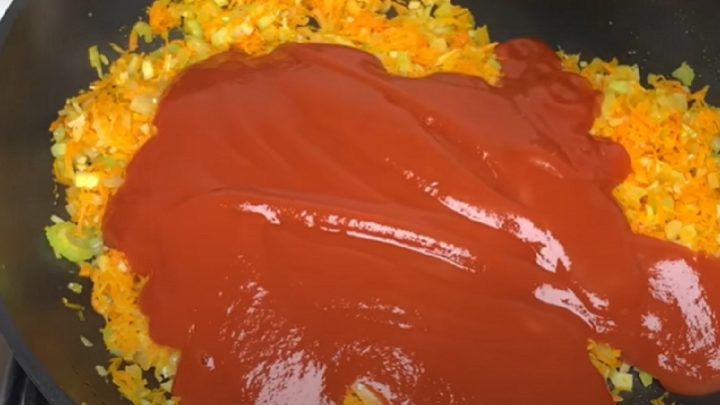 Jednoduchá fazolová polévka s rajčaty