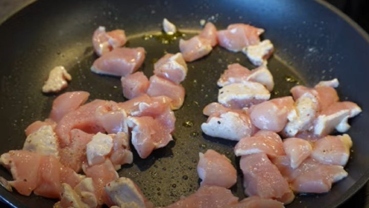 Těstoviny se smetanovou omáčkou a kuřecím