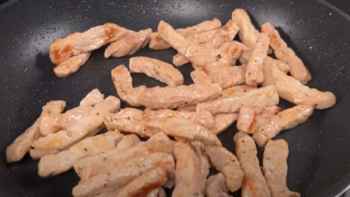 Těstoviny s krémovou omáčkou a vepřovým masem