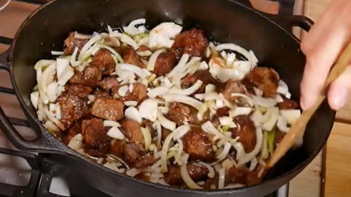 Krkovice ze sklenice s cibulí a česnekem