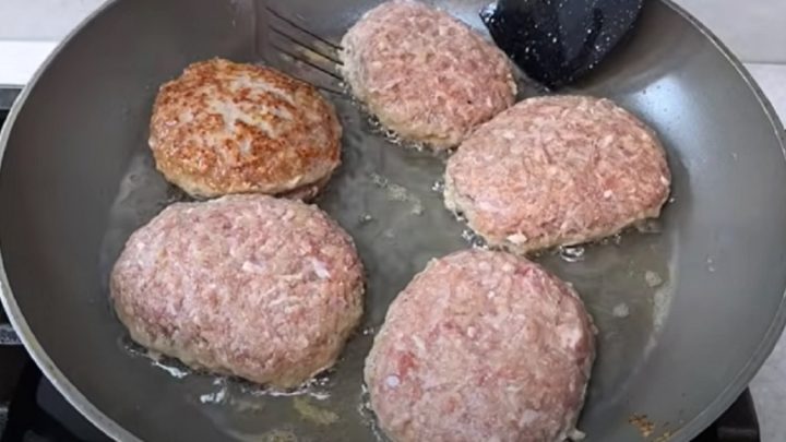 Jednoduché karbanátky s bramborovými plátky