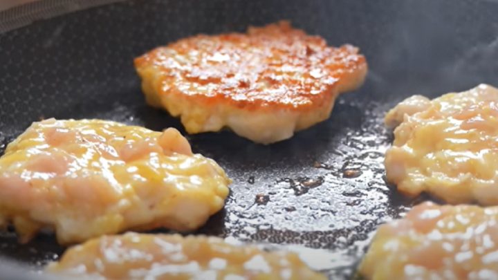 Kuřecí placičky se sýrem a česnekem