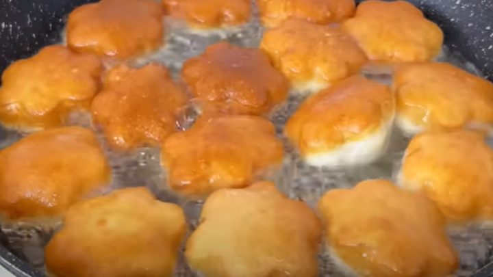 Smažené kytičky z kynutého těsta