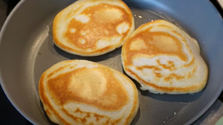 Hrnkové lívance s tvarohem a malinami