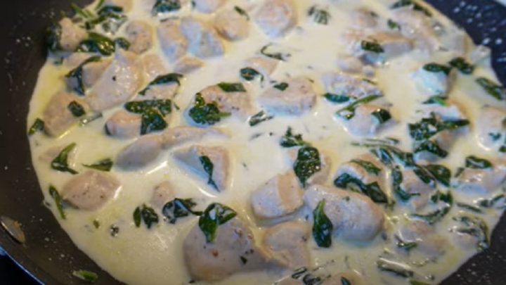 Těstoviny se smetanovou omáčkou a kuřecím