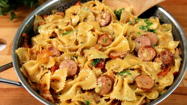 Těstoviny s klobásou, rajčaty a bylinkami